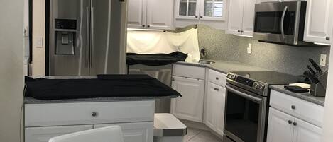 Microwave, dishwasher, coffee/tea maker, cookware/dishes/utensils