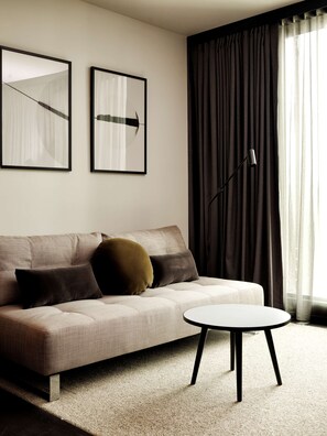 Ropa de cama de alta calidad, colchones con pillow-top y minibar 