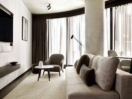 Ropa de cama de alta calidad, colchones con pillow-top y minibar 