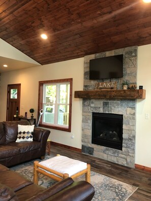 Smart TV y chimenea 
