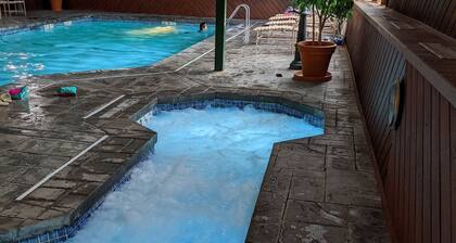 Lovely Condo w/ Mtn View- 3 mins to Loon! Pools, Hot Tubs, Game Room!