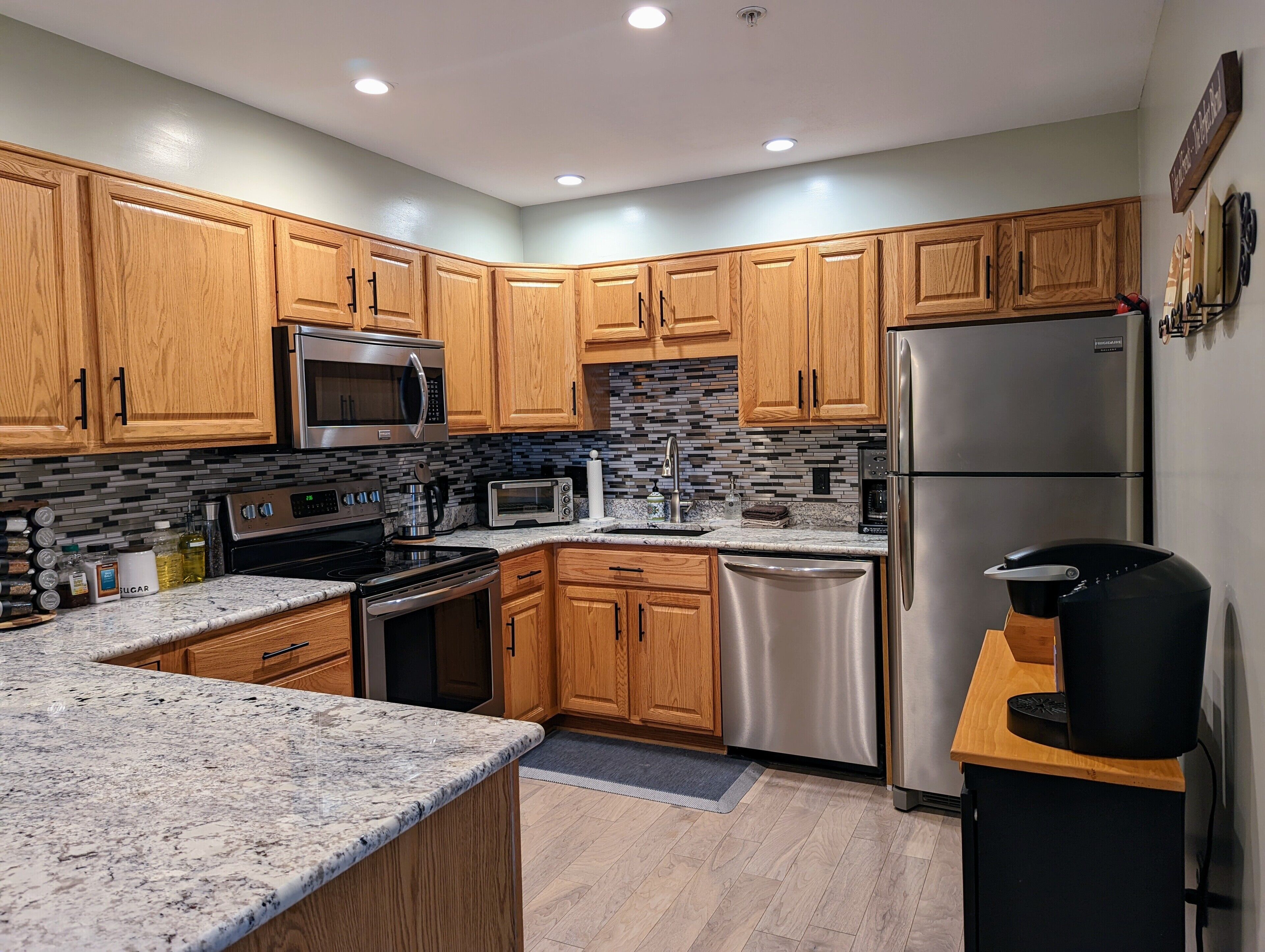 Refrigerador, microondas, horno y parrilla de estufa 