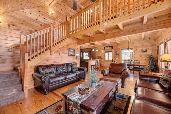 Smart TV, fireplace, books, streaming services - Cozy Cabin close to Pigeon Forge with Hot Tub (Sevierville)