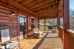 Terrace/patio - Cozy Cabin close to Pigeon Forge with Hot Tub (Sevierville)