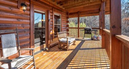 Cozy Cabin close to Pigeon Forge with Hot Tub