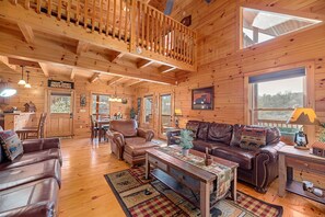 Smart TV, fireplace, books, streaming services - Cozy Cabin close to Pigeon Forge with Hot Tub (Sevierville)