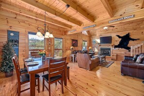 Smart TV, fireplace, books, streaming services - Cozy Cabin close to Pigeon Forge with Hot Tub (Sevierville)