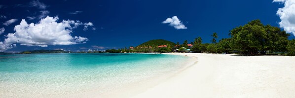 Sur la plage, chaise longue, serviettes de plage