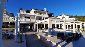 Ein mehrstöckiges Hotel mit Außenbereich und Pool.
