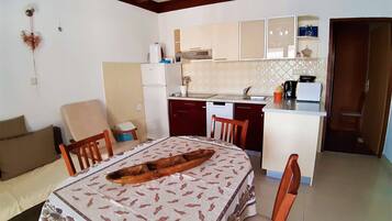 Room, 1 Bedroom, Smoking, Patio | Dining