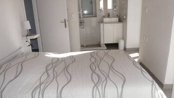 独立别墅, 6 间卧室, 吸烟房, 阳台 | 6 多间卧室、隔音、熨斗/熨衣板、床单