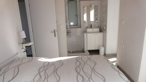 6 bedrooms, soundproofing, iron/ironing board, bed sheets - Six-bedroom House With Terrace Ionian Sea View (Zacharo)