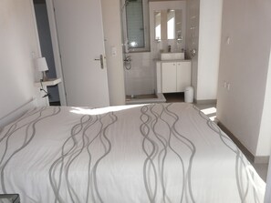 House, 6 Bedrooms, Smoking, Balcony | 6 bedrooms, soundproofing, iron/ironing board, bed sheets