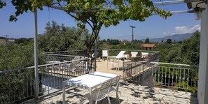 House, 6 Bedrooms, Smoking, Balcony | Property grounds