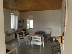 House, 6 Bedrooms, Smoking, Balcony | Living area | Books
