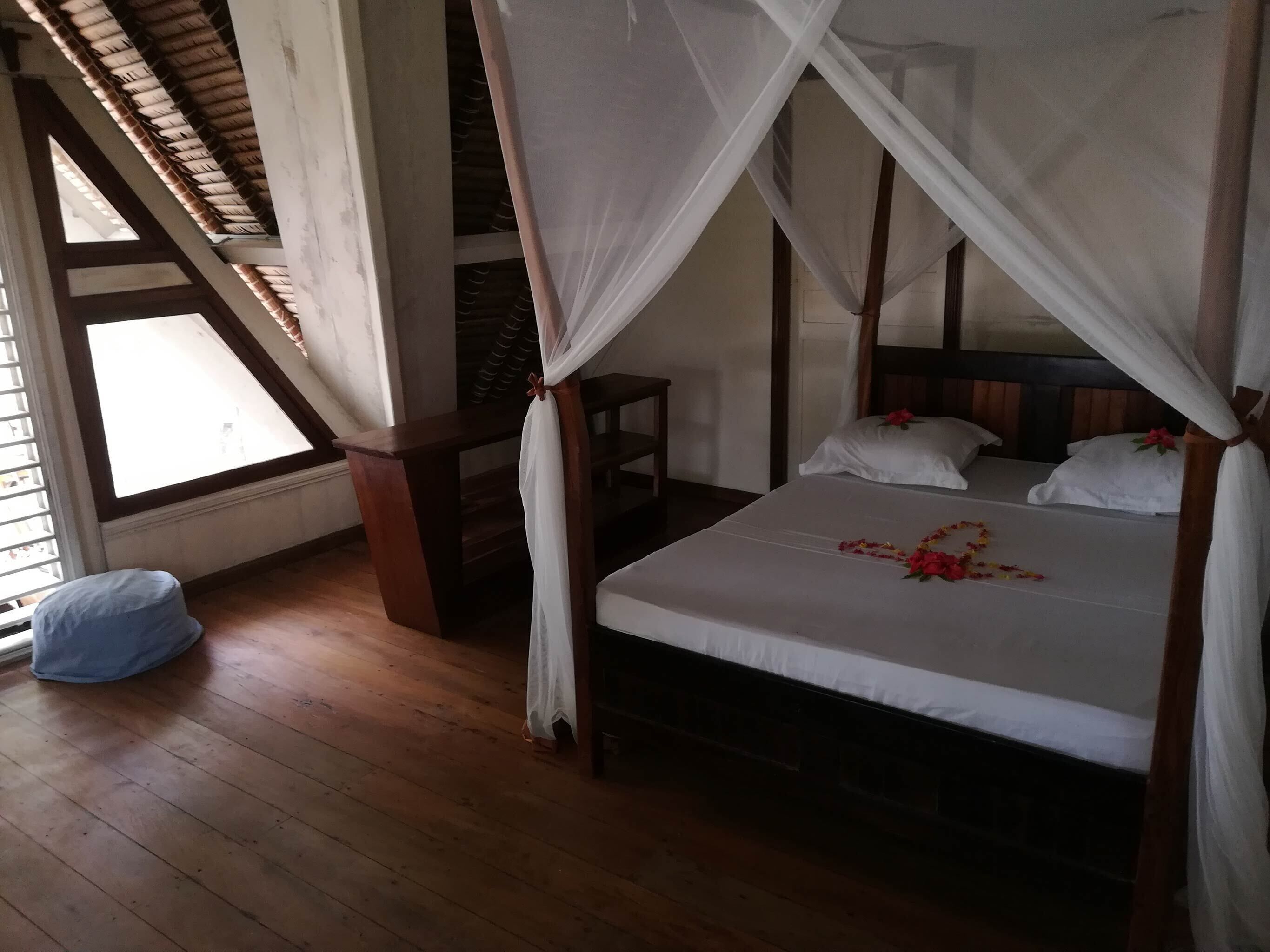 1 bedroom, bed sheets