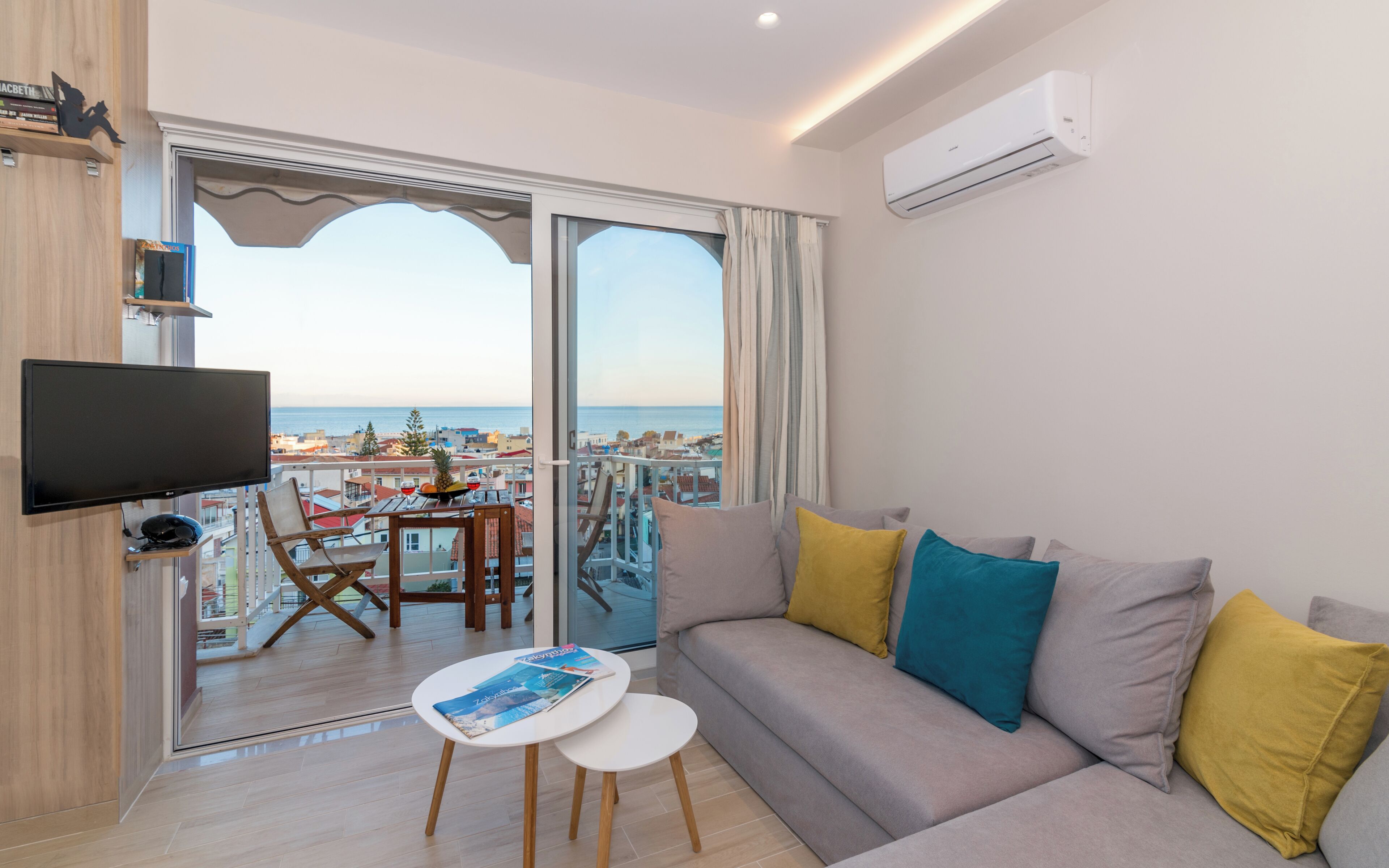 Departamento, 1 habitación, para fumadores, balcón | Área de sala de estar | Libros 