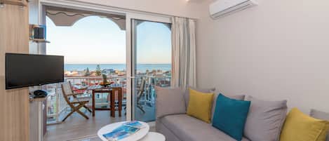 Apartment, 1 Bedroom, Smoking, Balcony | Living area