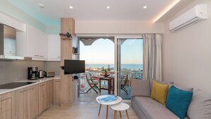 Appartamento, 1 camera da letto, fumatori, balcone | Area soggiorno | Libri
