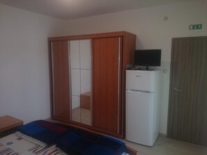Room, 1 Bedroom, Smoking, Balcony | 1 bedroom, free WiFi, bed sheets - Room in Guest Room - Guesthouse Raffaello (Rab)
