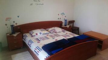 1 bedroom, free WiFi, bed sheets