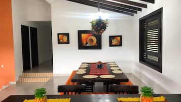 Casa, 6 habitaciones, fumadores, piscina privada | Restauración