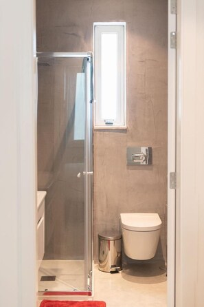 Room, 1 Bedroom | Bathroom | Free toiletries, hair dryer