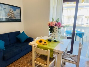 Apartment, 2 Schlafzimmer, Balkon | Wohnzimmer
