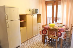 Apartment, 2 Schlafzimmer, Balkon | Esszimmer