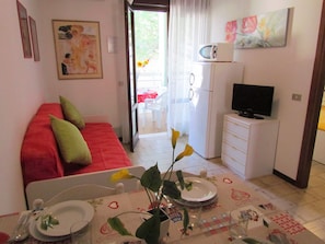 Apartamento, 1 habitación, balcón, vistas a la ciudad | 2 dormitorios y ropa de cama