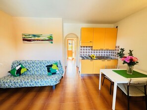 Living room - Colorful Apartment With Balcony-beahost (San Michele al Tagliamento)