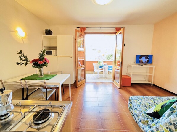 아파트, 침실 2개, 발코니, 수영장 전망 | 거실