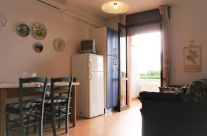 Appartement, 1 chambre, balcon, vue piscine | Salle à manger