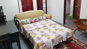 A bedroom with a bed, a table, and two doors. - Mri Homestay Sg Buloh - 2 Br House With Centralised Private Pool (Sungai Buloh)
