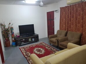 Living area - Mri Homestay Sg Buloh - 2 Br House With Centralised Private Pool (Sungai Buloh)