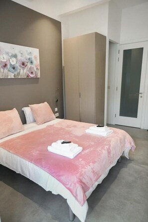 Une chambre à coucher avec un lit, une armoire et une porte.