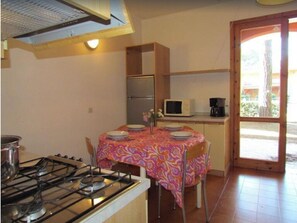 Departamento, 2 habitaciones, patio, vista al jardín | Sala de estar | Televisión 