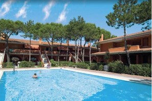 Departamento, 2 habitaciones, patio, vista al jardín | Alberca | Alberca al aire libre 
