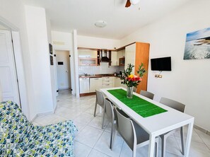 Apartment, 2 Schlafzimmer, Balkon, Stadtblick | Esszimmer