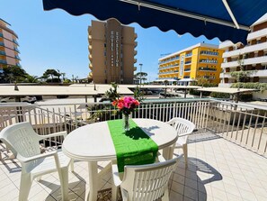 Apartment, 2 Schlafzimmer, Balkon, Stadtblick | Terrasse/Patio