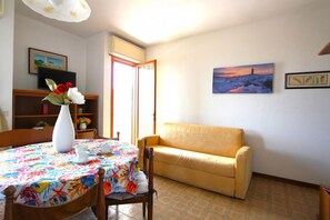 Apartment, 2 Bedrooms, Balcony, Ocean View | Living room
