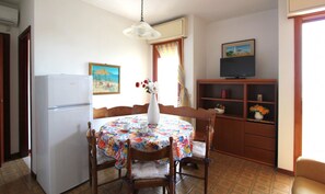 Apartment, 2 Schlafzimmer, Balkon, Meerblick | Esszimmer