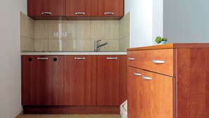 Una cucina con mobili in legno, un piano di lavoro e un lavello.