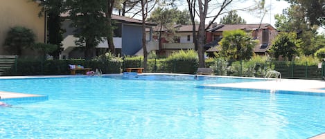 Apartment, 2 Schlafzimmer, Terrasse, Gartenblick | Pool | Außenpool