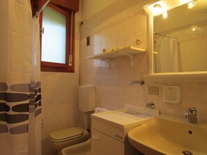 Apartment, 2 Schlafzimmer, Terrasse, Gartenblick | Badezimmerausstattung | Bidet