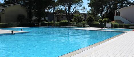 Apartment, 2 Schlafzimmer, Terrasse, Gartenblick | Pool | Außenpool