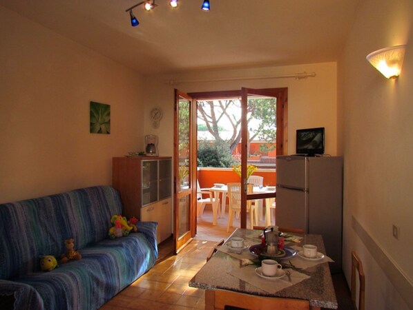 Departamento, 2 habitaciones, balcón, vista a la alberca | Sala de estar | Televisión 