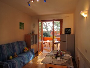 Apartamento, 2 quartos, sacada, vista para a piscina | Sala de estar | TV