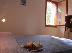 Apartment, 2 Bedrooms, Balcony, Pool View | Dining room