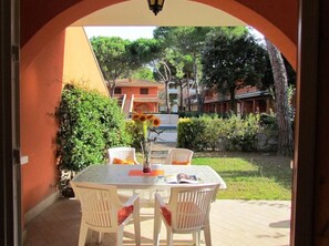 Apartment, 2 Schlafzimmer, Terrasse, Gartenblick | Speisen im Freien